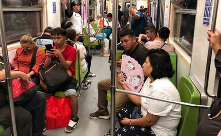 “Parece sauna esto”: Entre abanicos improvisados, sudor y botellas vacías, capitalinos soportan hasta 30 grados de calor dentro del Metro
