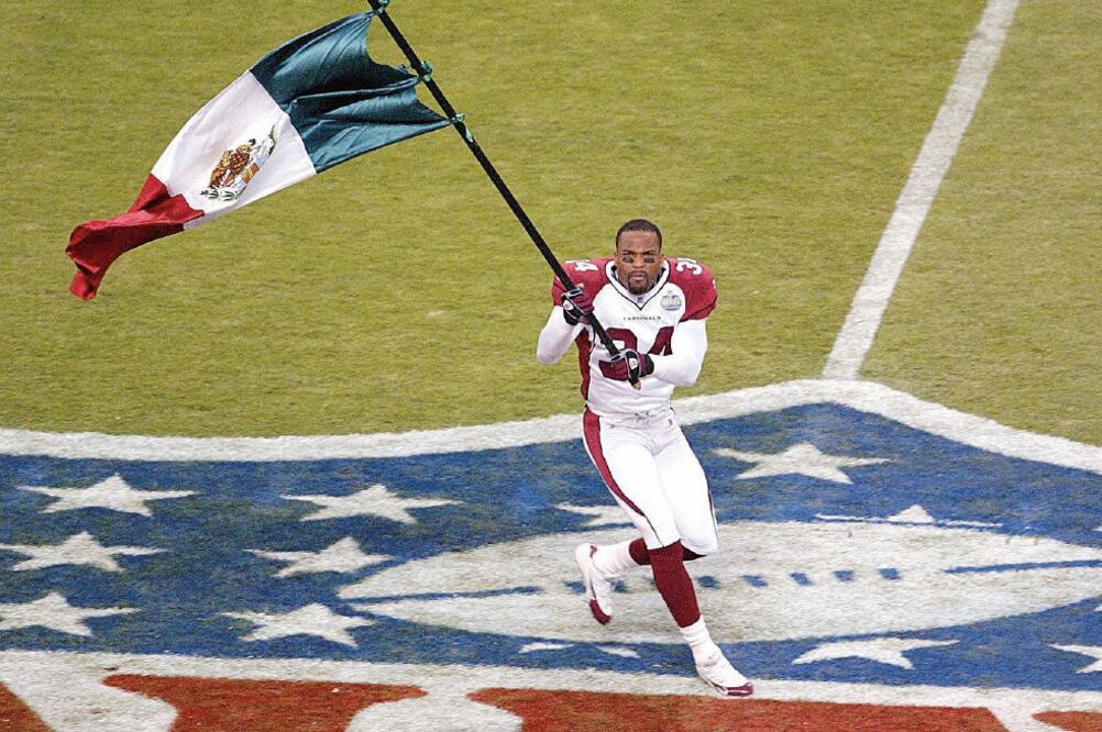 Adrian Wilson ondeó la bandera de México en el Estadio Azteca (ARCHIVO EL UNIVERSAL)