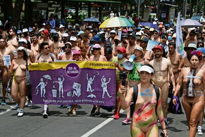 Sin ropa, llaman a liberarse de los prejuicios