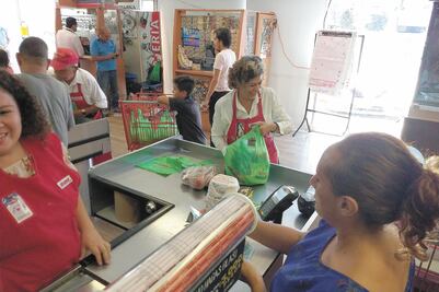 “Se les olvida que ya no damos bolsa” 