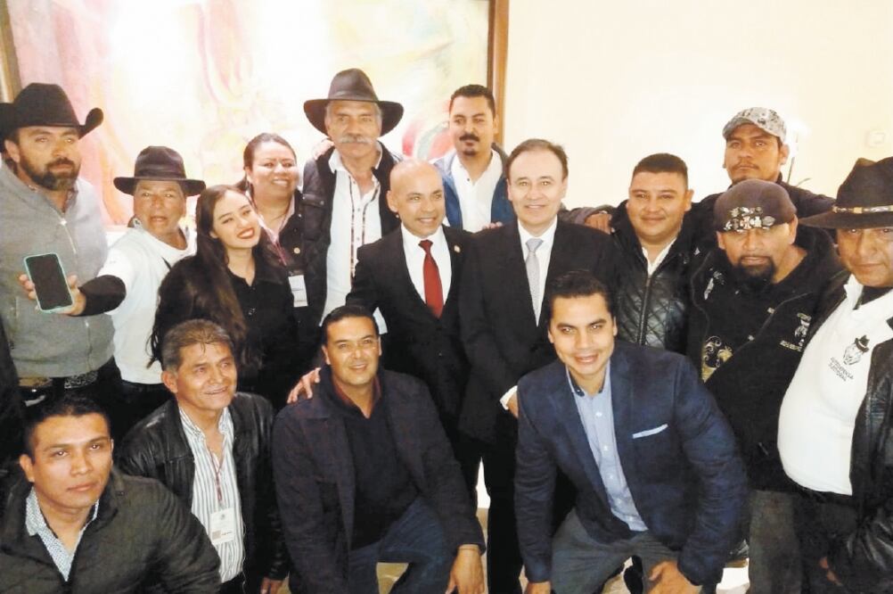En una imagen difundida por Armando Monter, aparece José Manuel Mireles (al fondo, de sombrero y chaleco negro) y Alfonso Durazo (con corbata gris), actual secretario de Seguridad. (FOTOS: TOMADAS DE FACEBOOK)