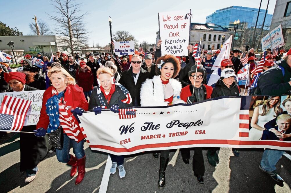 Seguidores del presidente de Estados Unidos, Donald Trump, marcharon ayer a la Casa Blanca para mostrarle su apoyo. La manifestación fue organizada por el grupo de gays por Trump de Carolina del Norte (MANUEL BALCE. AP)
