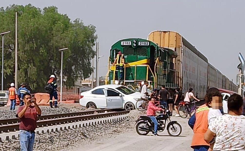 Tren embiste a vehículo en Tultepec, Edomex; una de las llantas se habría quedado atorada entre las vías. Foto: Especial