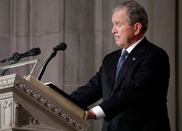 George W. Bush llora durante discurso en funeral de su padre en Washington