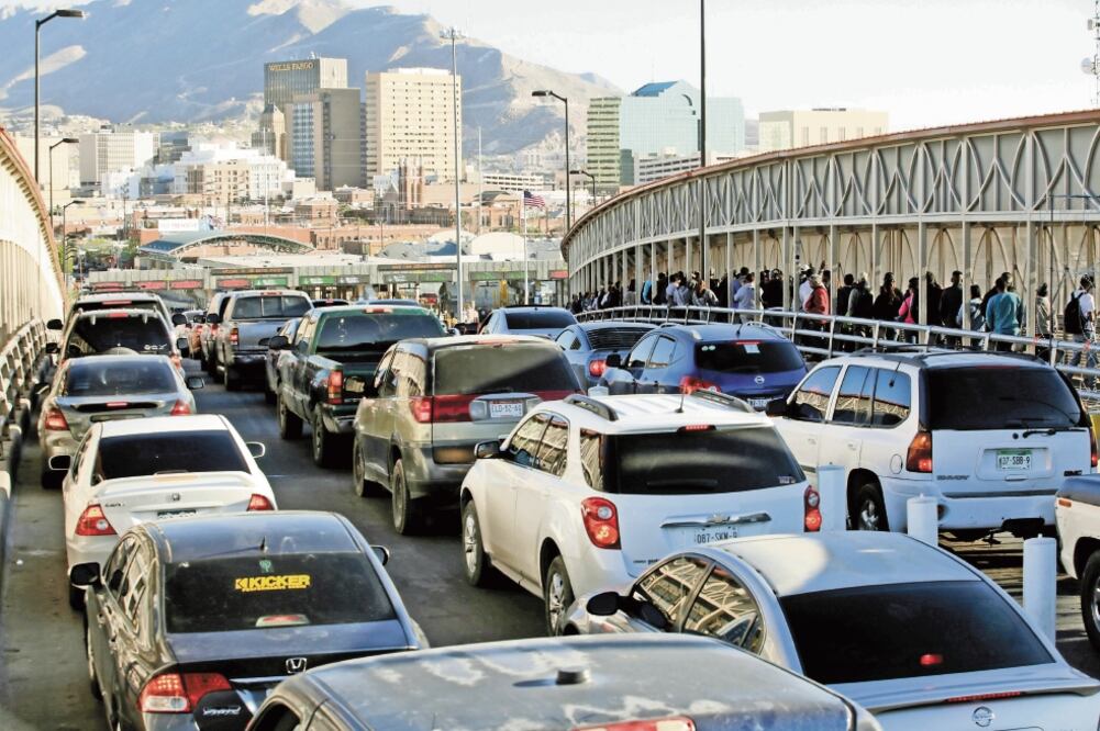 Tensión. La amenaza del cierre de puentes fronterizos mantiene en estrés a migrantes que buscan llegar a EU. Foto: JOSÉ LUIS GONZÁLEZ. REUTERS