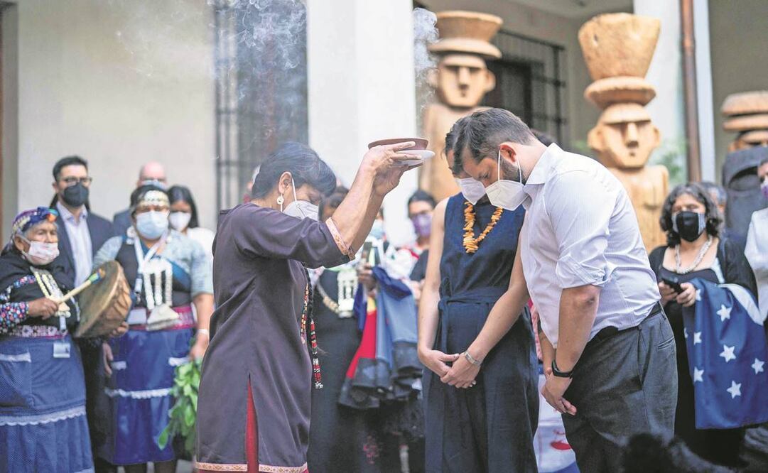 El presidente chileno Gabriel Boric y la primera dama Irina Kara- manos, durante un ritual indígena en el Palacio de La Moneda. Foto: Sebastián Rodríguez/ EL UNIVERSAL.
