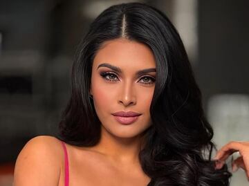 Kristal Silva luce traje de baño cut out de hermoso color amarillo