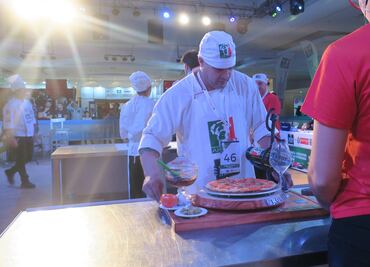 Participantes de 5 países compiten en Argentina por la mejor pizza del país