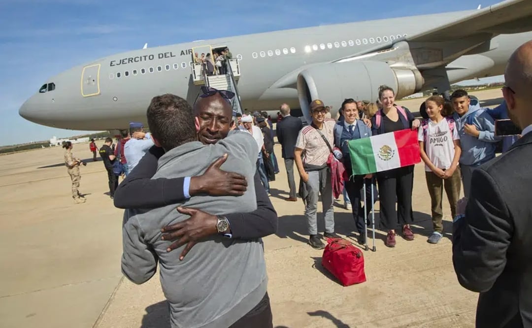 Pasajeros evacuados de Sudán se bajan de un avión de la fuerza aérea española y llegan a la Base Aérea Torrejón en Madrid. Foto: AP