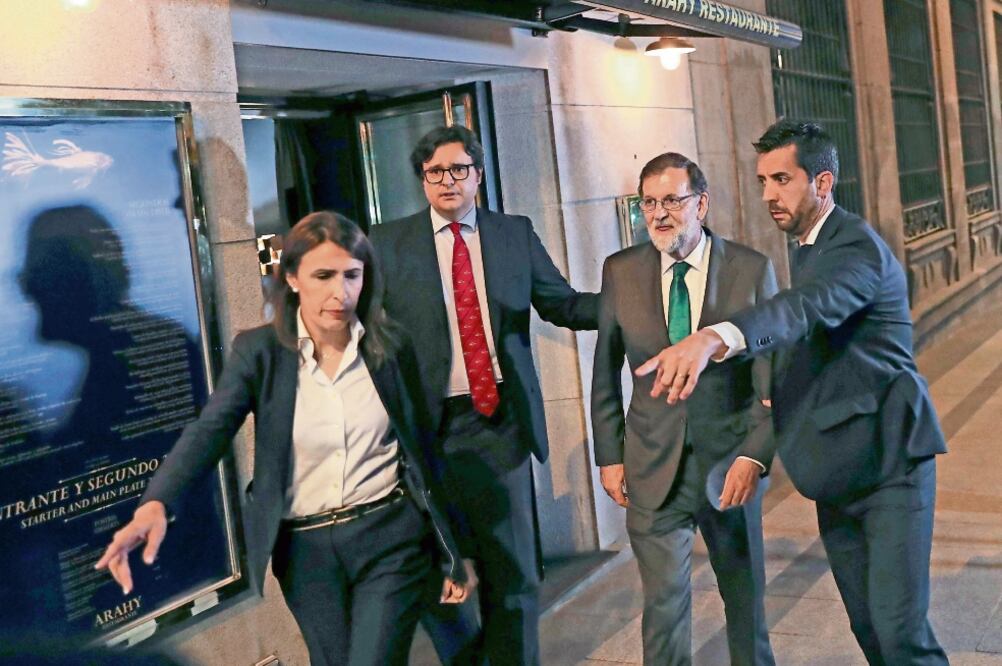 El presidente del gobierno español, Mariano Rajoy, al salir de un restaurante en el que permaneció con colaboradores mientras el Parlamento debatía su remoción. Foto: SUSANA VERA. REUTERS