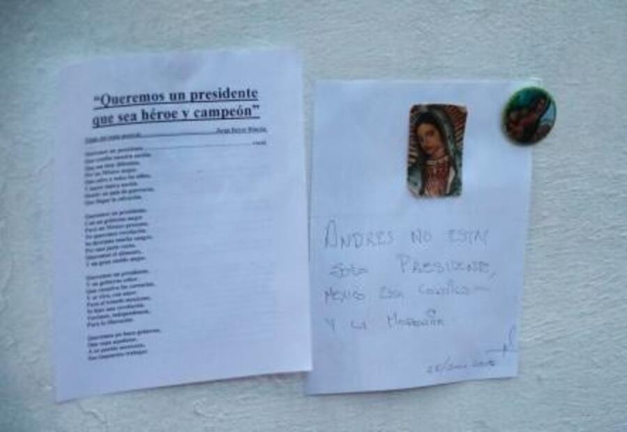 Seguidores de AMLO rezan en su casa de transición para "que sea un buen gobernante"