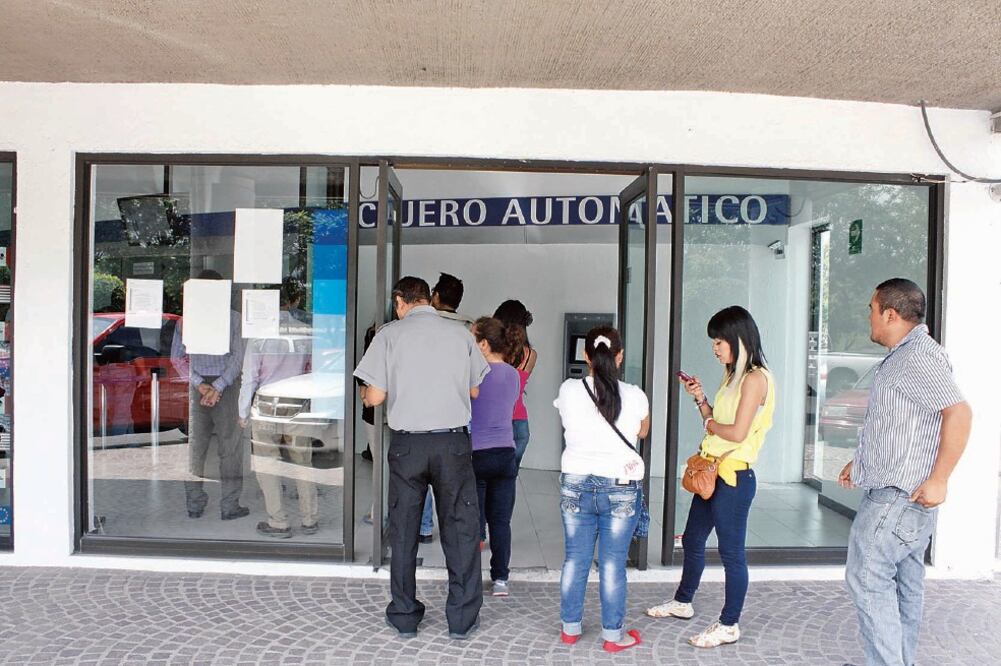 Si continúa el modelo económico actual, la economía crecerá 1.8% este año, con inflación de 4.5% y el tipo de cambio en 18.40 pesos por dólar, prevé Finamex (ARCHIVO EL UNIVERSAL)