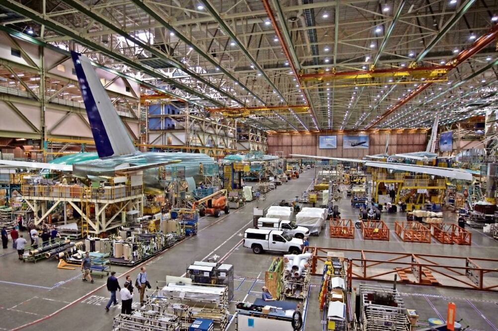 Línea de ensamblaje de aviones en Everett, Washington. De acuerdo con expertos, las aeronaves con más de 20 años de antigüedad deben ser utilizadas para transporte de carga (ARCHIVO EL UNIVERSAL)