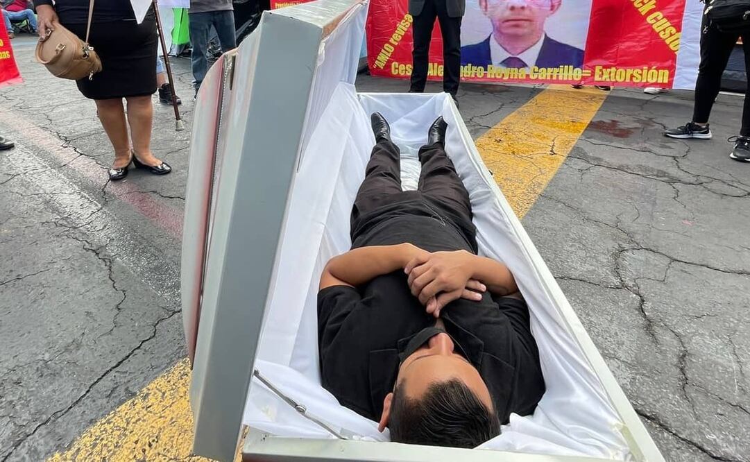 Los inconformes aparentaron estar muertos para exigir atención a sus demandas. Foto: Especial