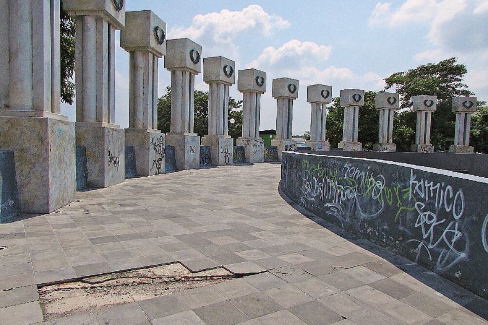 Aprovechando la remodelación del Parque de la Piedra Lisa en la que se erogaron casi 80 millones de pesos, el entonces gobernador Silverio Cavazos decidió construir ahí la Rotonda de las mujeres y los hombres ilustres de Colima (RAÚL TORRES. EL UNIVERSAL)