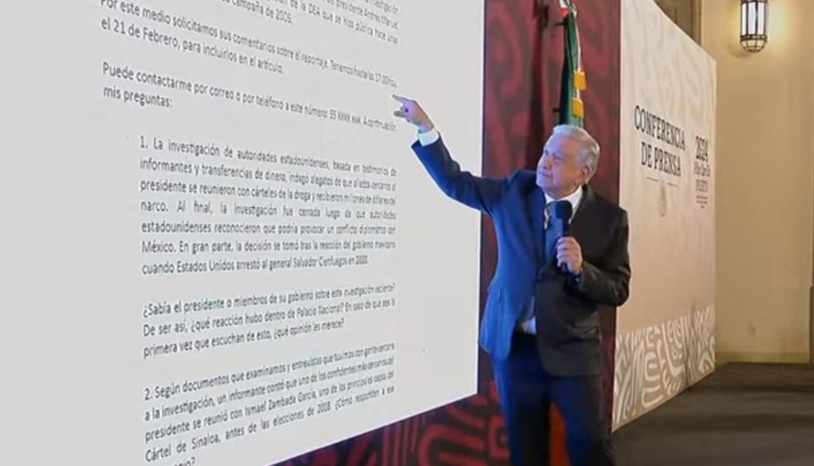 AMLO mostró otra vez la carta de la periodista de The New York Times, pero en esta ocasión tapó el número. Foto: Especial
