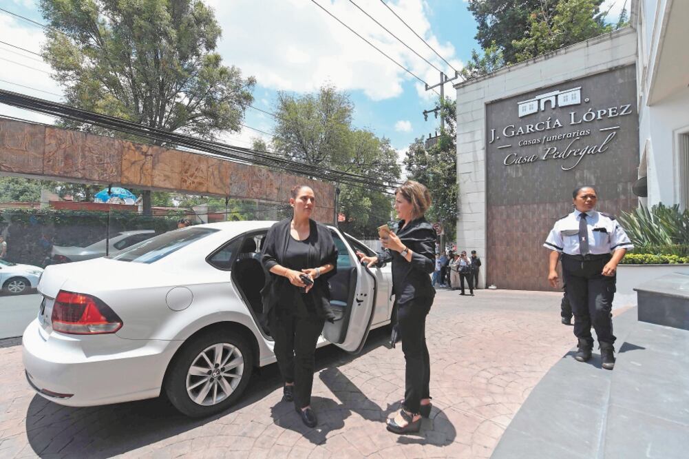 La mamá de Norberto Ronquillo, Norelia Hernández, llegó a una funeraria ubicada al sur de la Ciudad para despedirse de su hijo, donde también llegaron amigos y compañeros de clase. El evento fue privado. Foto: ARMANDO MARTÍNEZ. EL UNIVERSAL