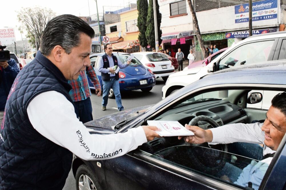 Funcionarios del gobierno capitalino, como Manuel Granados, consejero Jurídico, iniciaron ayer el reparto de ejemplares del Reglamento de Tránsito (ESPECIAL)