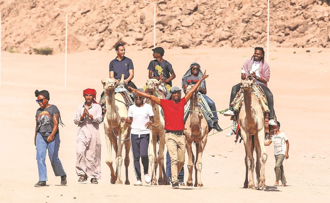 La Red de Acción Ambiental de Kenia, encabezada por jóvenes panafricanos marchó a Sharm el Sheij, donde se realiza la COP2. Foto: Mohamed al-Shahed / AP