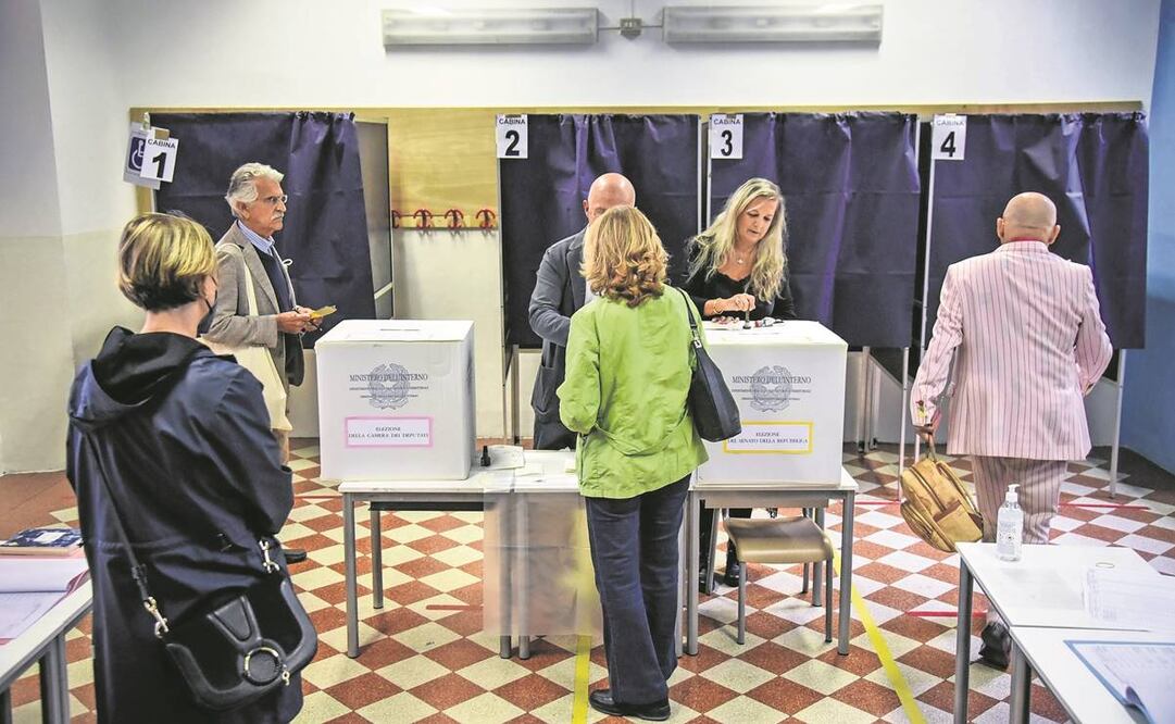 Italianos votaban en una casilla en Milán; los resultados oficiales se anunciarán hoy. Foto: Matteo Corner/EFE