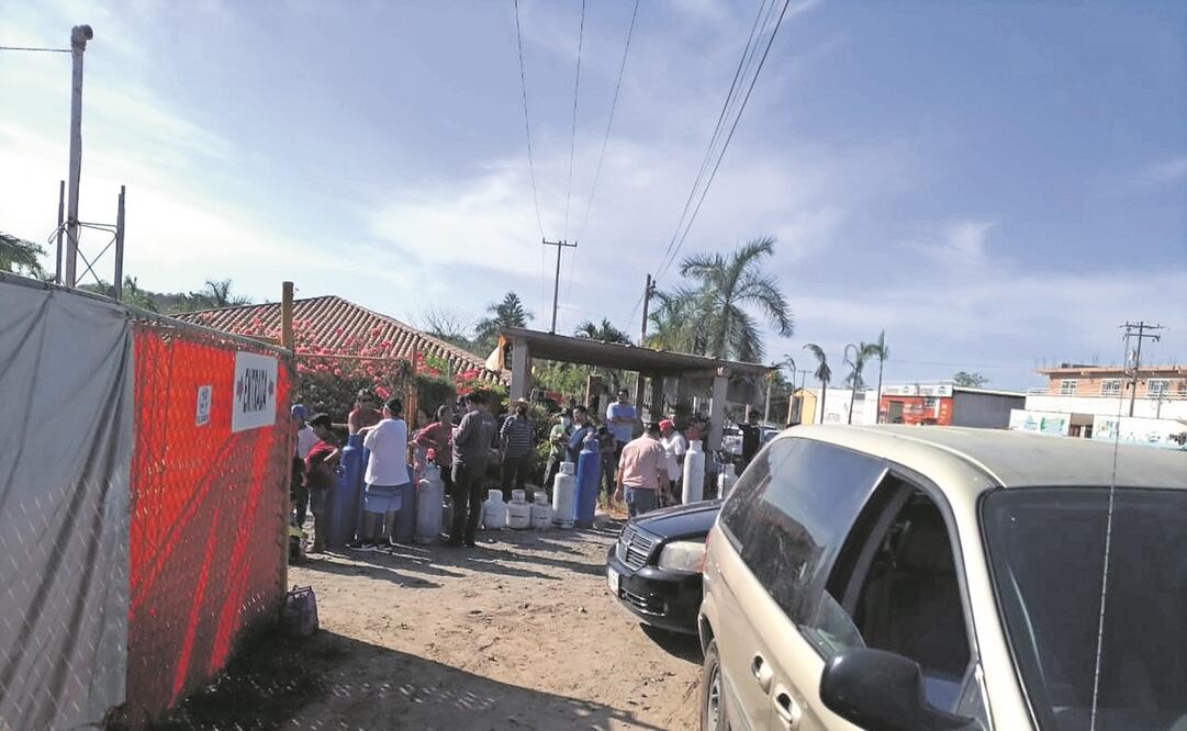 El martes abrió una de las tres gaseras en Zihuatanejo, y se formaron largas filas de personas con sus cilindros para rellenarlos. Foto: ESPECIAL