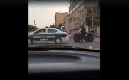 Video. Policías de Tlalnepantla remolcan cuatrimoto jalándola desde una patrulla 
