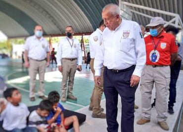 Comisionado del INM entrega permisos de tránsito libre a personas migrantes en Oaxaca