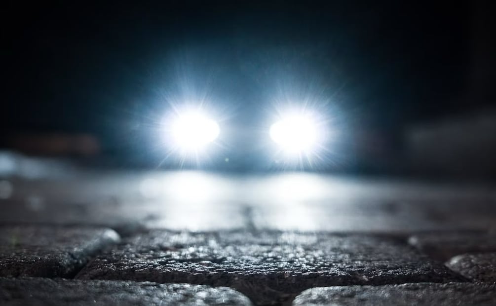 El sistema de iluminación de un auto está diseñado para ver y ser visto en el camino. Foto: Unsplash