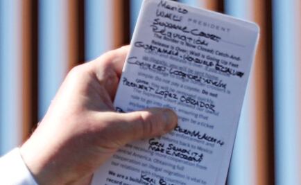 Captan nombre de AMLO entre los apuntes de Trump