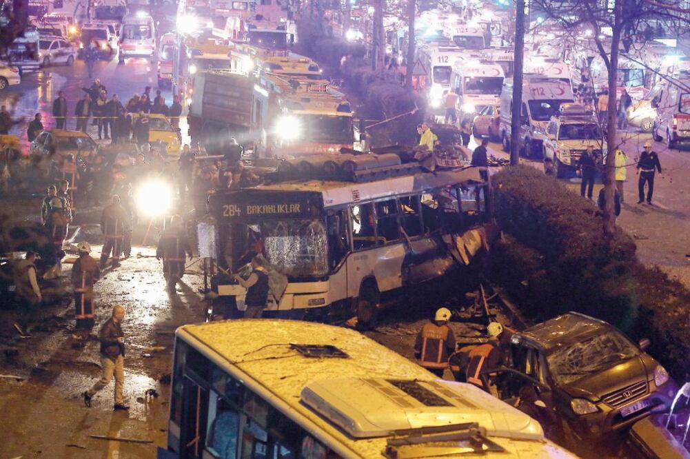 Servicios de emergencia trabajaban ayer en el área de la explosión en Ankara, en los alrededores del parque Güven, cerca de la plaza Kizilay, rodeada de una zona de ocio y comercios (AP)