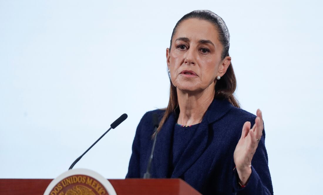 MEX3614. CIUDAD DE MÉXICO (MÉXICO), 24/09/2025.- La presidenta de México, Claudia Sheinbaum, participa en una rueda de prensa este miércoles, en Palacio Nacional de la Ciudad de México (México). Sheinbaum afirmó que su gobierno está considerando tomar medidas adicionales para atender la plaga del gusano barrenador que ha frenado las exportaciones de ganado a Estados Unidos desde mayo pasado. EFE/ Isaac Esquivel