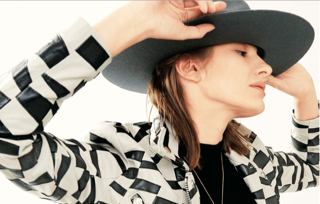 Es hora de ir más allá de la clásica e icónica chamarra de piel negra / Foto: Chull & Chulls