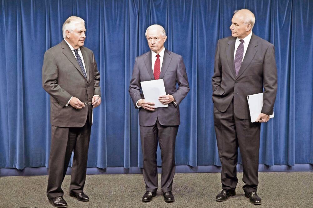 Un grupo de manifestantes se concentró ayer por la tarde frente a la Casa Blanca para protestar contra el nuevo decreto migratorio del presidente Trump que prohibirá la entrada a EU a ciudadanos de seis países de mayoría musulmana, a partir del 6 de junio
