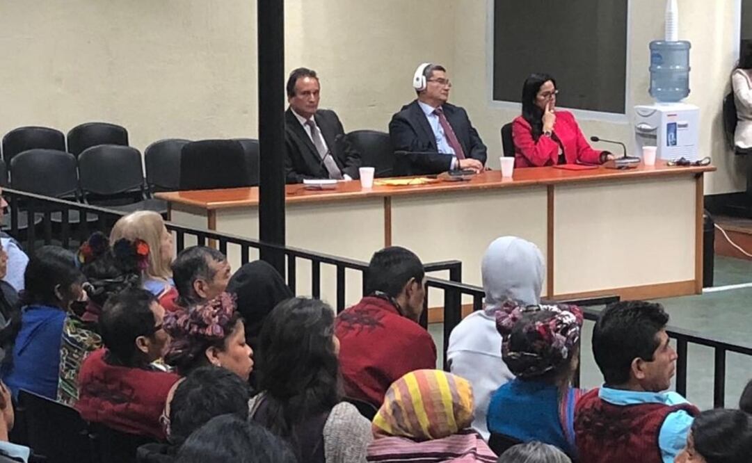 El general guatemalteco en retiro, José Mauricio Rodríguez Sánchez (con audífonos), participó el miércoles 26 de septiembre en la fase final de un juicio en un tribunal en Guatemala (El Periódico, de Guatemala)