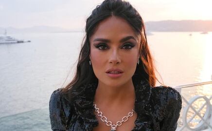 Salma Hayek luce traje de baño rosa perfecto para mujeres de 50