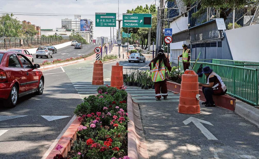 Ayer, trabajadores de la CDMX arreglaban el camellón entre el paso de los autos y las instalaciones del Metro. Foto: Gabriel Pano/EL UNIVERSAL
