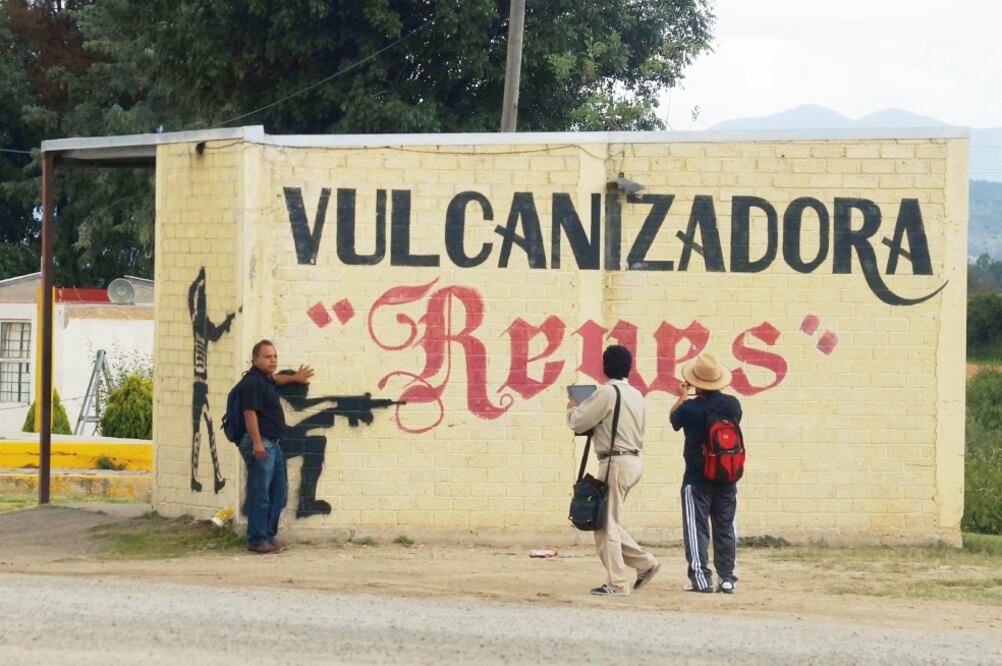 El negocio de don Jesús, la vulcanizadora Reyes, se hizo famosa después de los enfrentamientos, pues se presume que desde este lugar los policías federales dispararon contra maestros de la CNTE y activistas (EDWIN HERNÁNDEZ. EL UNIVERSAL)