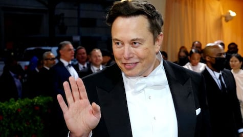 Tesla: la empresa de Elon Musk vende la mayoría de sus bitcoin