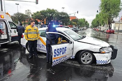 Choque deja un policía herido