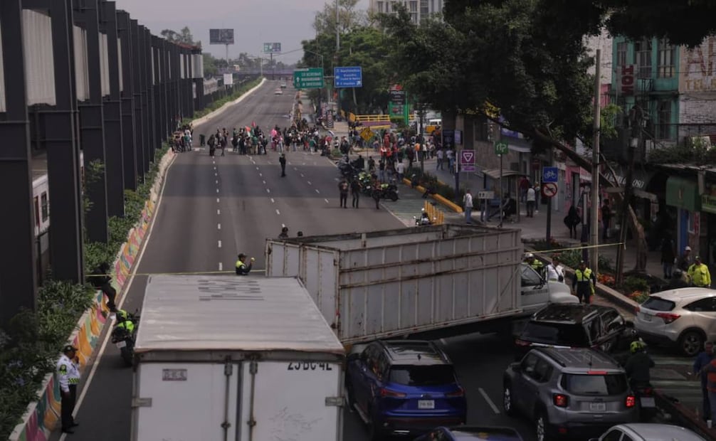 Bloqueo de colectivos de búsqueda de personas desaparecidas en Calzada de Tlalpan, a la altura de la estación Ermita de la Línea 2 del Metro de la Ciudad de México. Foto: Fernanda Rojas / EL UNIVERSAL