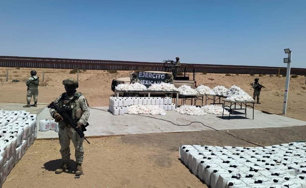 En total se decomisaron mil 863 paquetes en bolsas de plástico con droga (12/08/2025). Foto: Especial