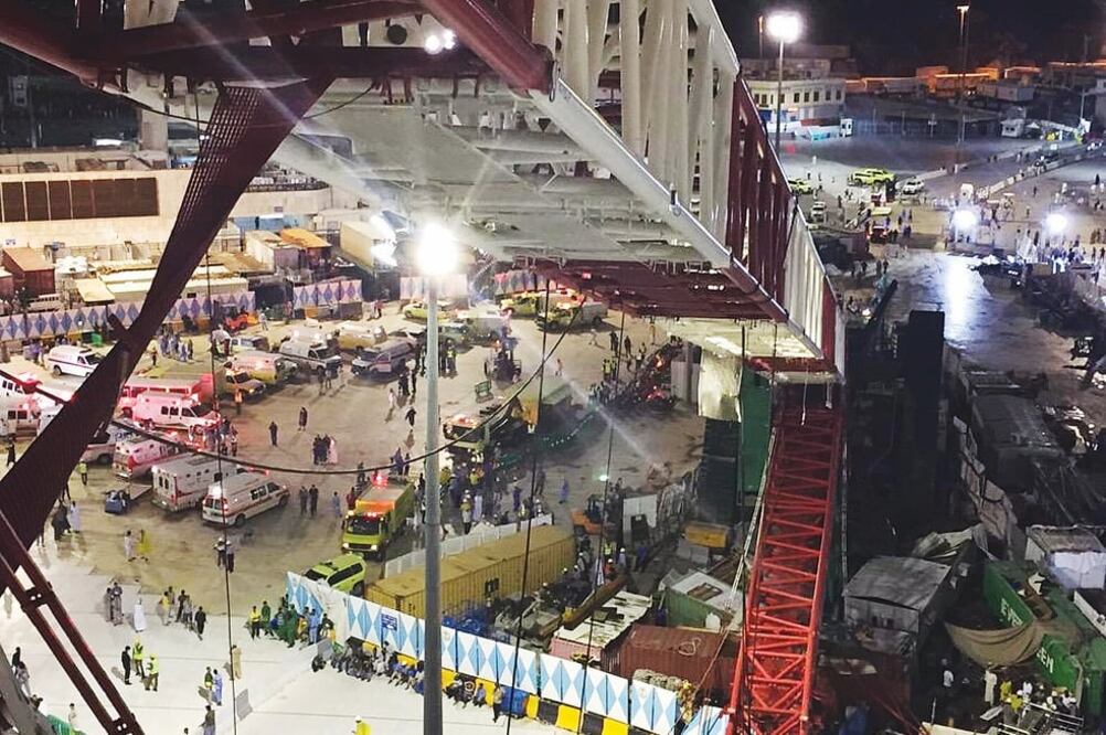 En esta imagen proporcionada por el Directorado General de Defensa Civil del Ministerio del Interior saudita, se ve la grúa colapsada en la Gran Mezquita de La Meca (AP)