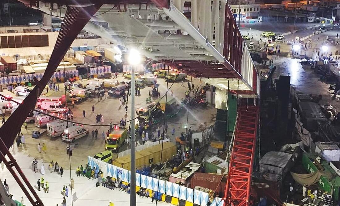 En esta imagen proporcionada por el Directorado General de Defensa Civil del Ministerio del Interior saudita, se ve la grúa colapsada en la Gran Mezquita de La Meca (AP)