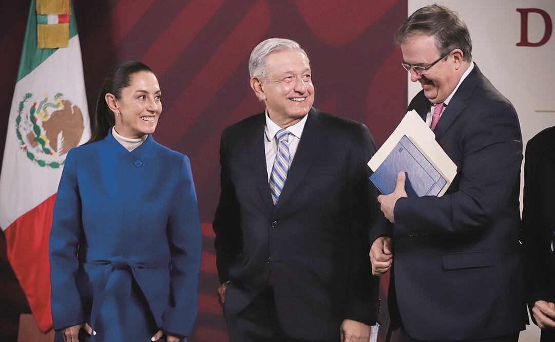 Claudia Sheinbaum, jefa de Gobierno de la Ciudad de México; el presidente Andrés Manuel López Obrador, y el canciller Marcelo Ebrard, en la mañanera. Foto: Berenice Fregoso / EL UNIVERSAL