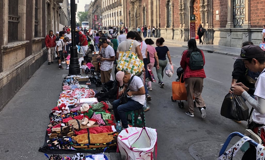 Capitalinos acuden a calles del Centro Histórico para comprar artículos navideños, inflables para las fachadas de la casa y árboles de Navidad en la Ciudad de México, el 2 de diciembre de 2025. Foto: Diego Simón Sánchez/EL UNIVERSAL