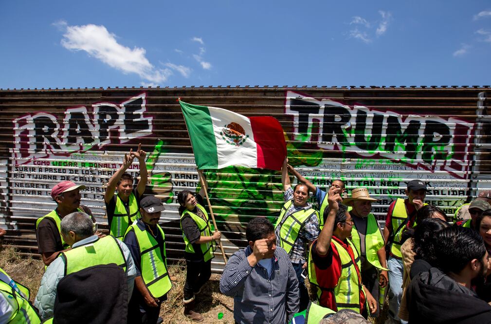 Activistas de agrupaciones de apoyo a personas deportadas se reunieron en mayo a un costado del muro fronterizo en la colonia Libertad donde se encuentra un mural contra Donald Trump  (Foto: Cuartoscuro/Archivo)