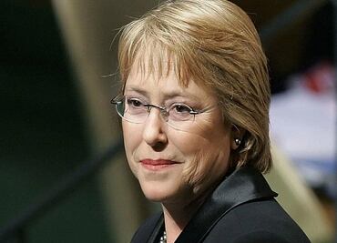Bachelet se estrena en Twitter con una felicitación a Santos por el nobel