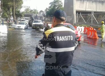 Fuga de agua afecta circulación en inmediaciones del metro Apatlaco