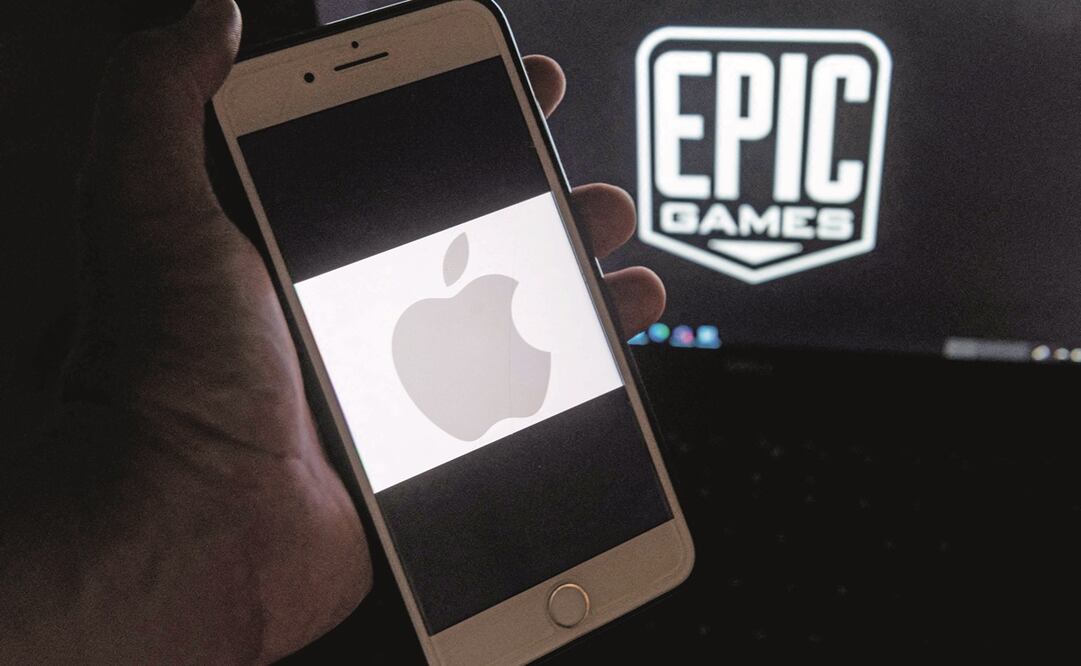 El logotipo de Epic Games en una computadora portátil y un logotipo de Apple en un iPhone en Arlington, Virginia. Las empresas se enfrascaron en una disputa legal. Foto: ARCHIVO EL UNIVERSAL