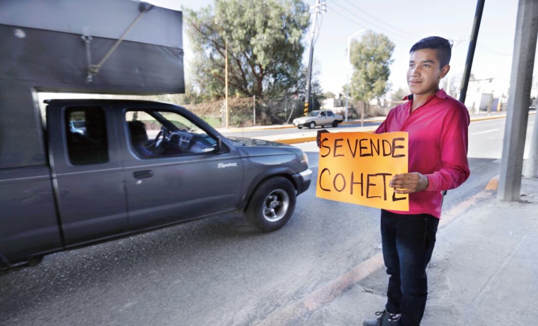Oferta. Algunos de los “promotores” se apostan cerca de donde se ubicaba el extinto tianguis de San Pablito. (ESPECIAL)